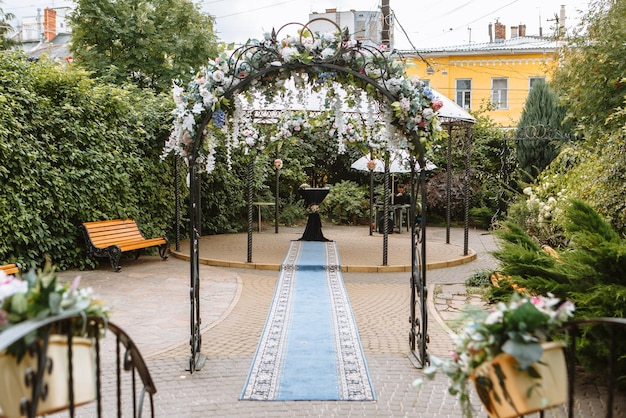 Un luogo per una cerimonia di matrimonio in strada