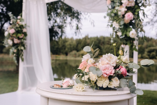 Un luogo per una cerimonia di matrimonio nella natura e fedi nuziali bellissime decorazioni nuziali