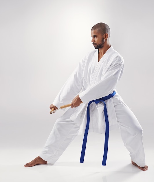 È un maestro di arti marziali Un uomo africano che fa karate