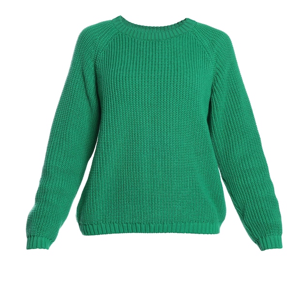 Un maglione a maglia verde isolato su bianco