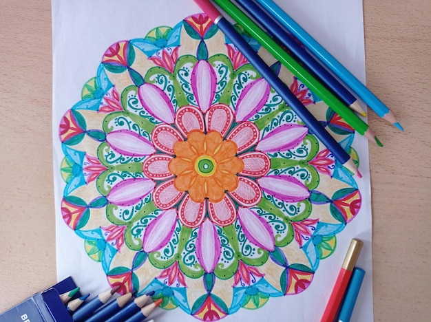 Un mandala colorato con un fiore colorato al centro.