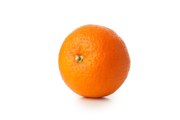 Un mandarino maturo isolato su bianco