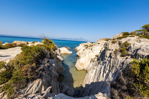 Un mare blu trasparente in montagna