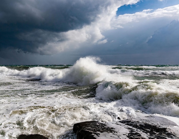 Un mare infuriato in una tempesta violenta