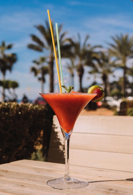 Un margarita alla fragola con una cannuccia in un bicchiere