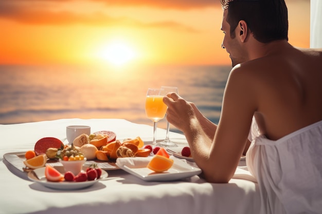 Un marito innamorato porta la colazione alla moglie