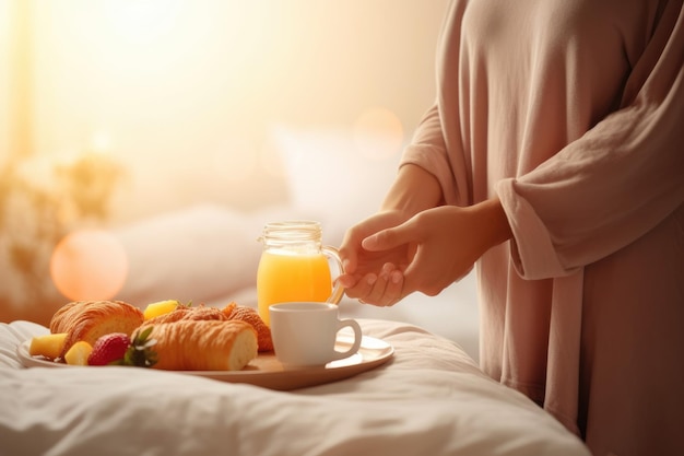 Un marito innamorato porta la colazione alla moglie