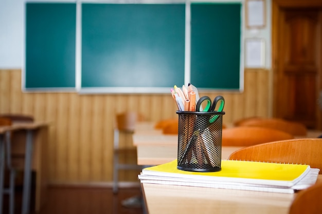 Un materiale scolastico per lo studio giacciono sul tavolo a scuola