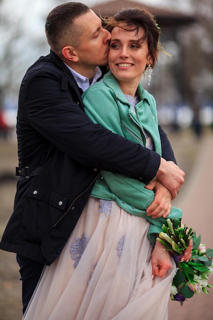 Un matrimonio di coppia di giovani. Sono felici e giovani e si godono questa giornata. Foto sensuale di una bella ragazza amorevole e di un bel ragazzo.