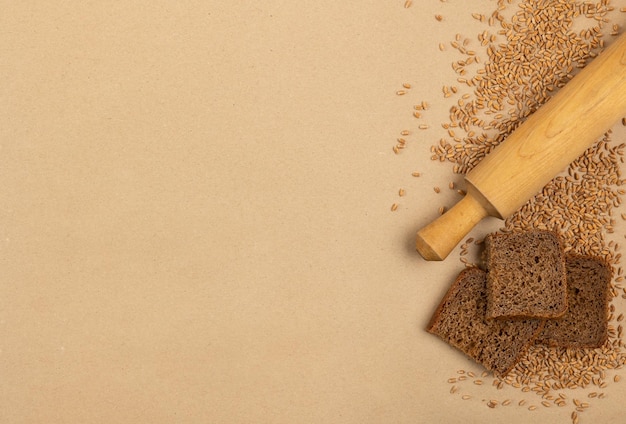 Un mattarello di legno con sopra un mattarello di grano e un bagel integrale