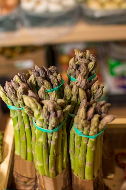 Un mazzetto di asparagi in bande blu