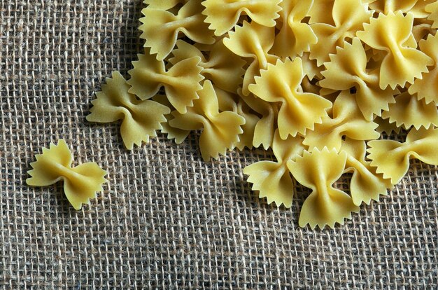 Un mazzetto di pasta su un tappetino con sopra una foto di pasta