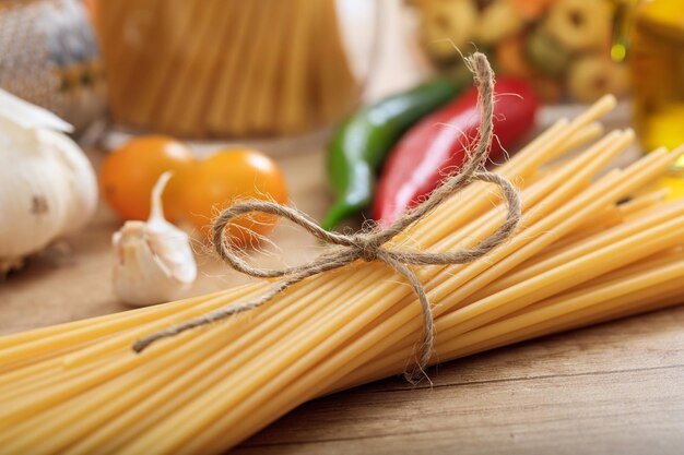 Un mazzetto di spaghetti crudi
