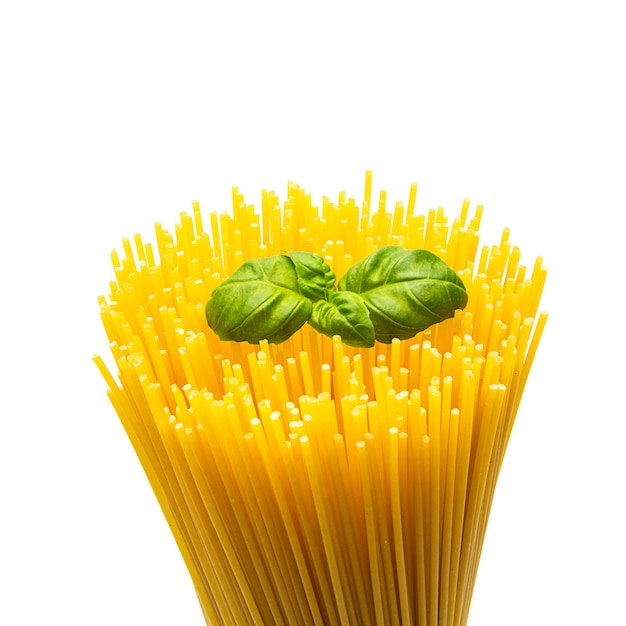 Un mazzetto di spaghetti di pasta con foglia di basilico isolato su sfondo bianco. Scattata in Studio con una 5D mark III.