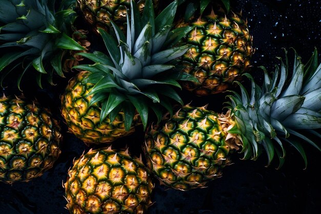 Un mazzo di ananas con foglie verdi