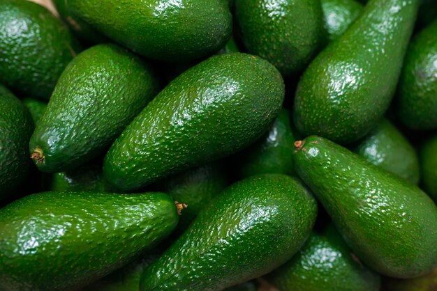 Un mazzo di avocado maturi al supermercato