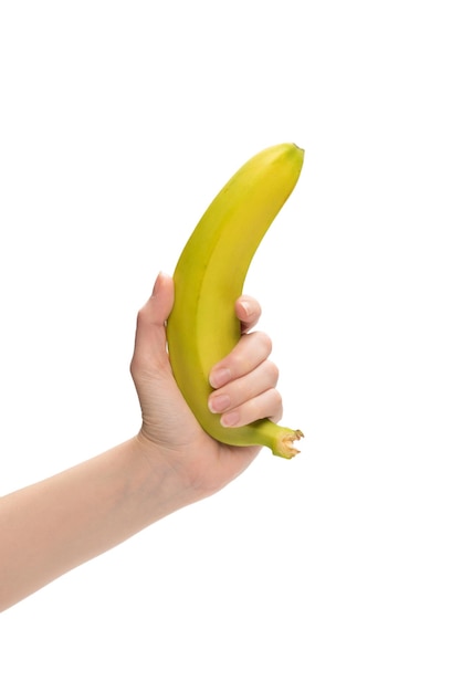 Un mazzo di banane in mano di donna isolato su sfondo bianco