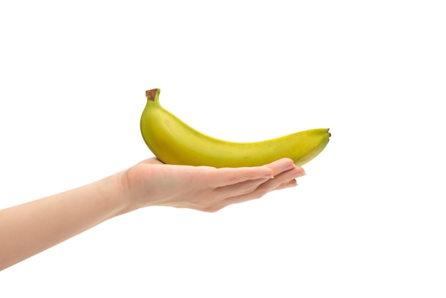 Un mazzo di banane in mano di donna isolato su uno sfondo bianco