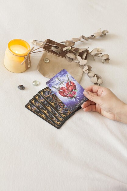 Un mazzo di carte in mano Divinazione esoterica