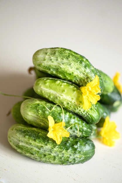 Un mazzo di cetrioli freschi verdi con fiori gialli