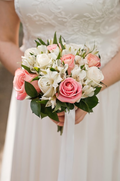 Un mazzo di fiori nelle mani della sposa primo piano 3888