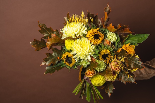 Un mazzo di fiori per la vacanza romantica regalo alla ragazza.