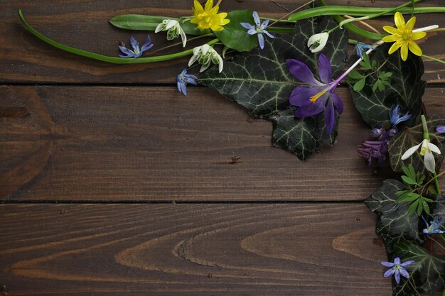 Un mazzo di fiori su uno sfondo di legno