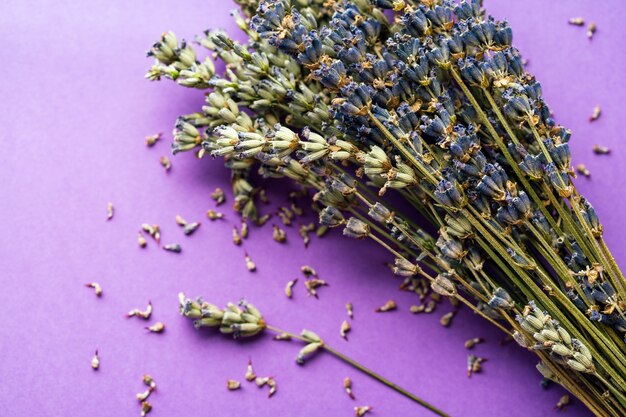 Un mazzo di lavanda su un tavolo lilla