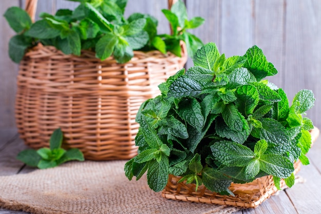 Un mazzo di menta fresca verde su un tavolo di legno