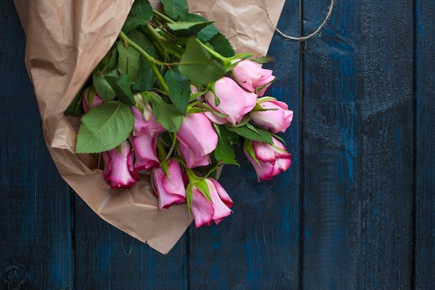 Un mazzo di rose come regalo per una giornata di innamorati su sfondo nero