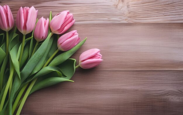 Un mazzo di tulipani rosa su un tavolo di legno