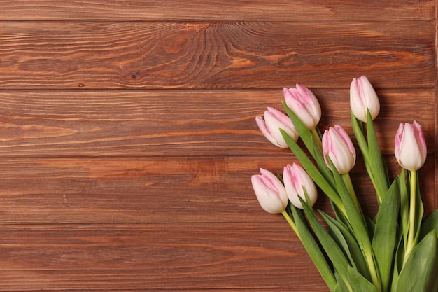 Un mazzo di tulipani su uno sfondo di legno vista dall'alto sfondo primaverile