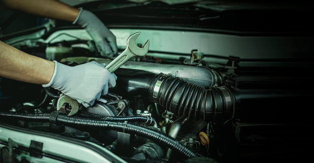 Un meccanico di auto sta facendo una riparazione auto in un'officina