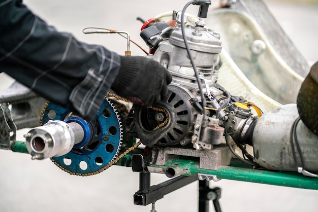 Un meccanico ripara il motore del kart in officina