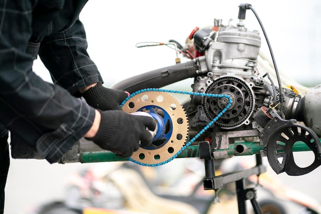 Un meccanico ripara il motore del kart in officina