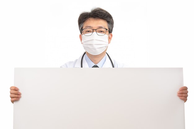 Un medico asiatico in possesso di un forum vuoto.