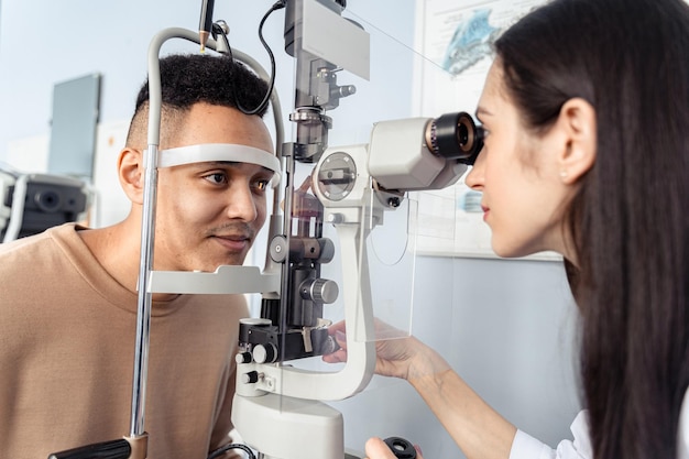 Un medico che guarda un esame della vista con un paziente che guarda un occhio.