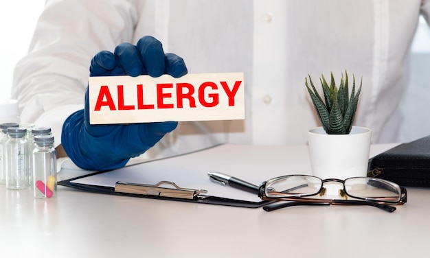 un medico che mostra un cartello con la parola allergia scritta