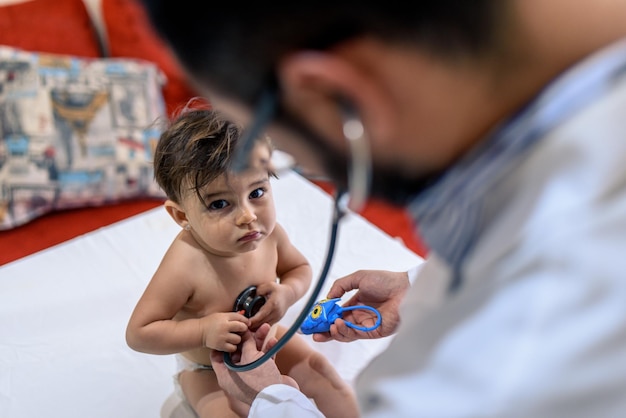 Un medico che osserva un bambino di un anno