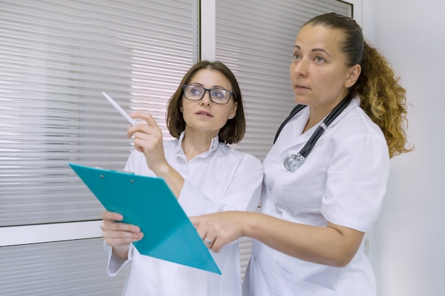 Un medico e un chirurgo di due donne che parlano all'ospedale