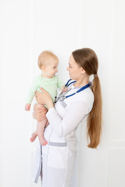 Un medico esamina un bambino con uno stetoscopio, un concetto di salute e medicina