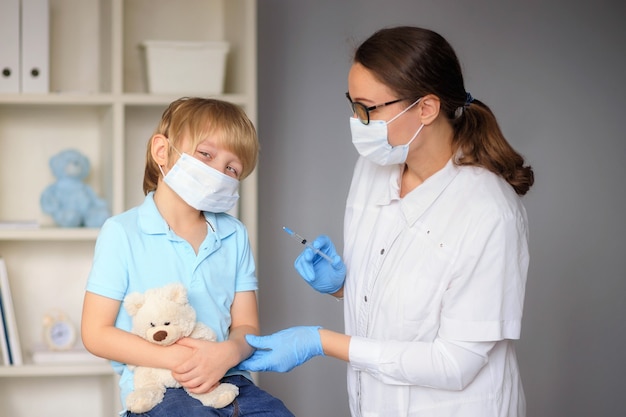 Un medico fa una vaccinazione a un bambino