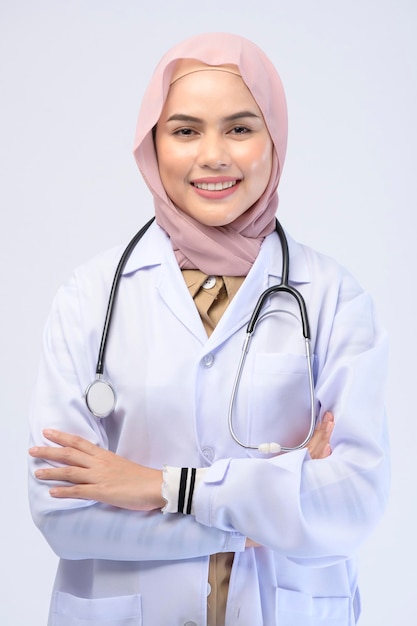 Un medico musulmano femminile con hijab su sfondo bianco studio.