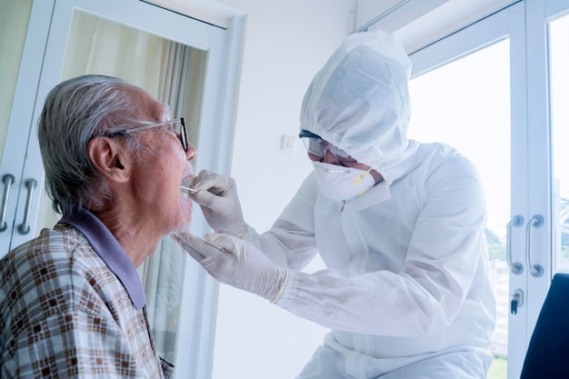 Un medico non identificato controlla la bocca del suo paziente.