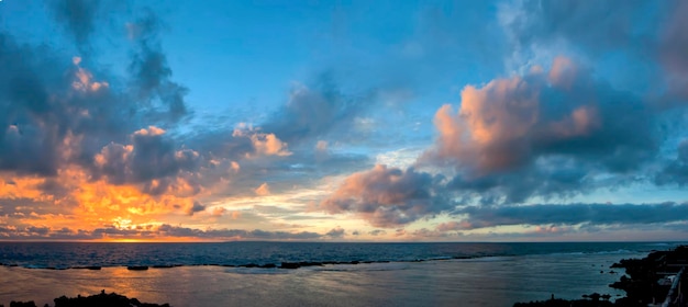 Un meraviglioso tramonto sulla spiaggia di sabbia del paradiso tropicale