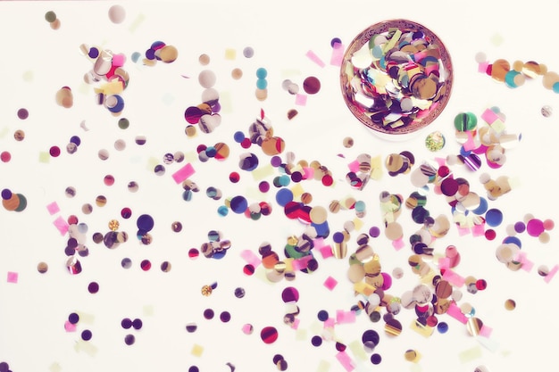 Un messaggio di salve con i confetti sul tavolo.