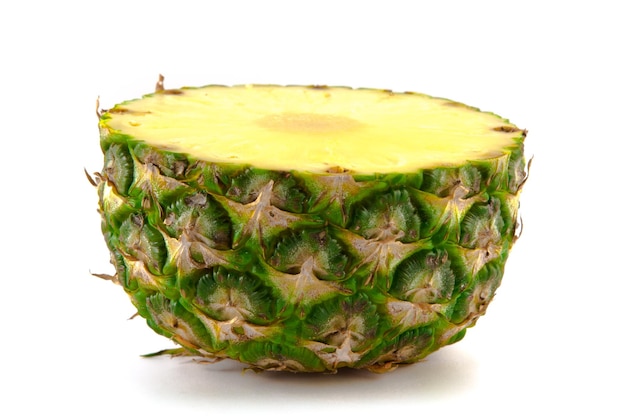 Un mezzo ananas fresco su sfondo bianco