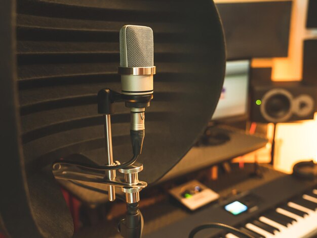 Un microfono di registrazione professionale vicino a una tastiera in uno studio