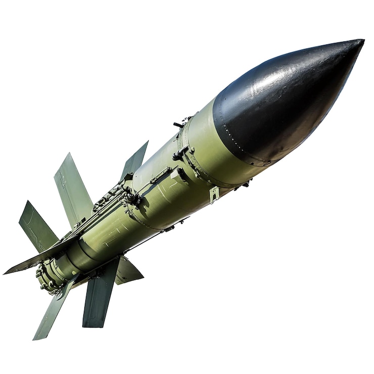 Foto un missile con una testata isolata su sfondo bianco