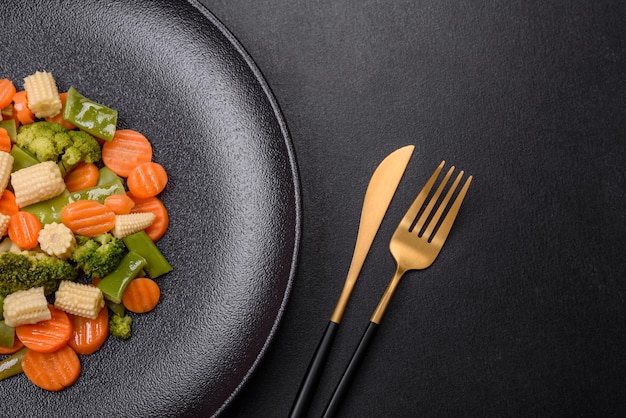 Un misto di verdure carote piccole teste di mais asparagi fagioli cotti al vapore